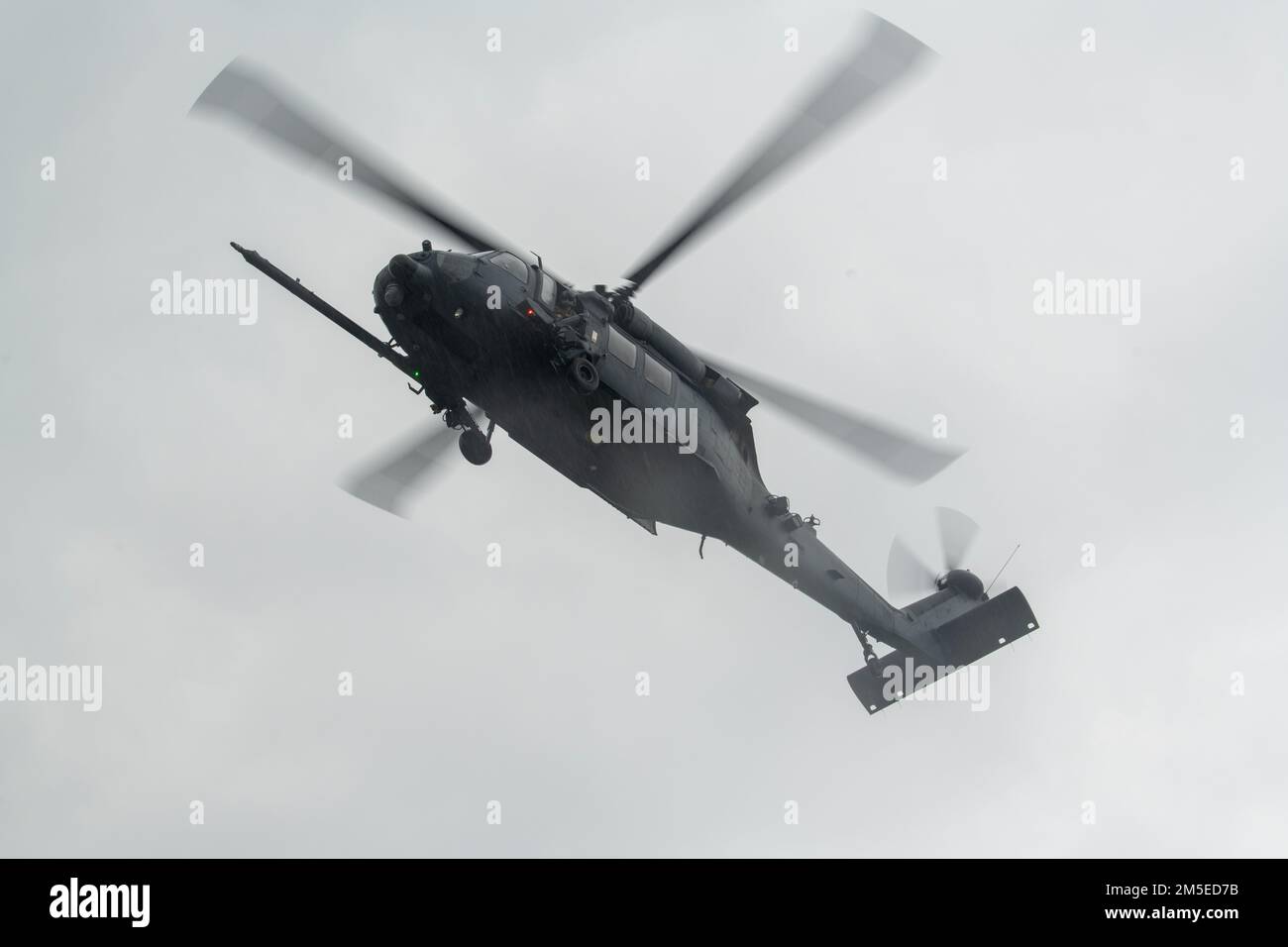 Ein HH-60 Pave Hawk, der der 33. Rettungsschwadron zugeteilt wurde, bereitet sich darauf vor, Mitglieder aus der Landezone während einer medizinischen Evakuierungsübung am Okuma Beach, Japan, am 7. März 2022 zu entfernen. Die 33. RQS nutzte diese Schulungsmöglichkeit, um die sichere und effektive Durchführung der medizinischen Notfallmaßnahmen im 18. Flügel am Okuma Beach zu validieren. Stockfoto