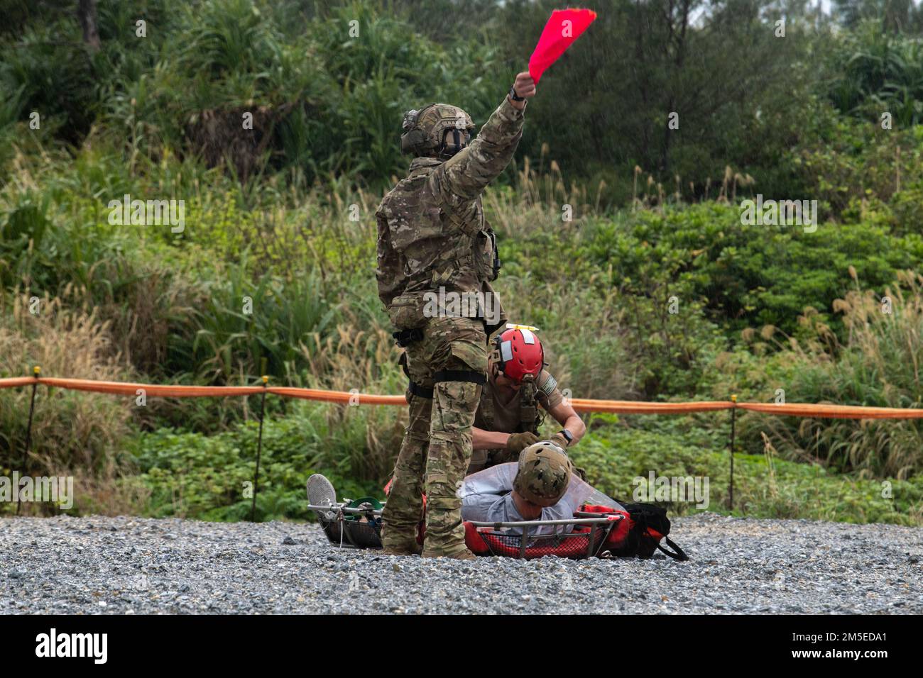 EIN US-AMERIKANISCHER Air Force Pararescueman signalisiert einem HH-60 Pave Hawk während der medizinischen Evakuierung am Okuma Beach, Japan, 7. März 2022. Diese Schulung war eine gemeinsame Anstrengung, um die Kenntnisse zu verbessern und Schulungserfahrung für reale Notfälle zu bieten. Stockfoto
