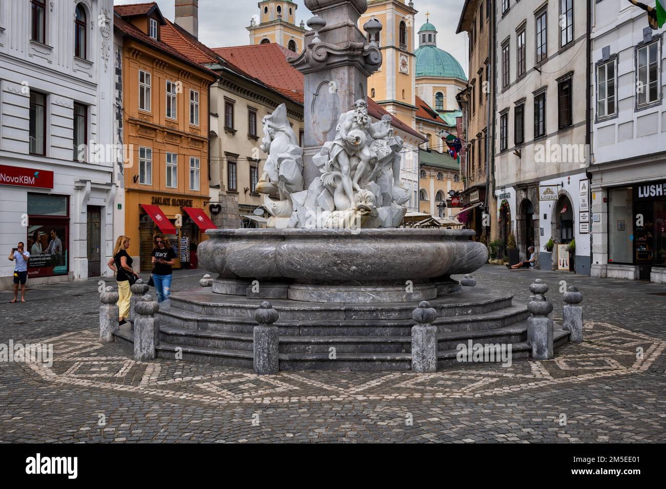Ljubljana, Slowenien, der Robba-Brunnen (Slowenisch: Robbov vodnjak) oder der Brunnen der drei Flüsse Carniolan (Vodnjak treh kranjskih rek) auf dem Stadtplatz Stockfoto
