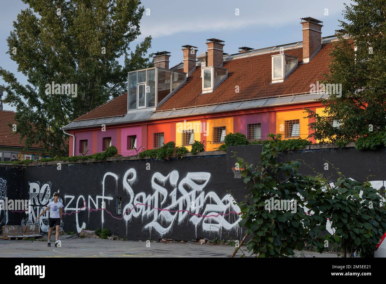 Hostel Celica bei Sonnenuntergang in Ljubljana, Slowenien, das aus einem alten Militärgefängnis umgebaut wurde. Stockfoto