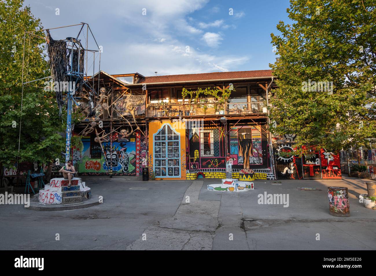 Hostel Celica bei Sonnenuntergang in Ljubljana, Slowenien, ehemaliges Militärgefängnis, dekoriert mit Wandgemälden, Graffituren, Skulpturen. Stockfoto