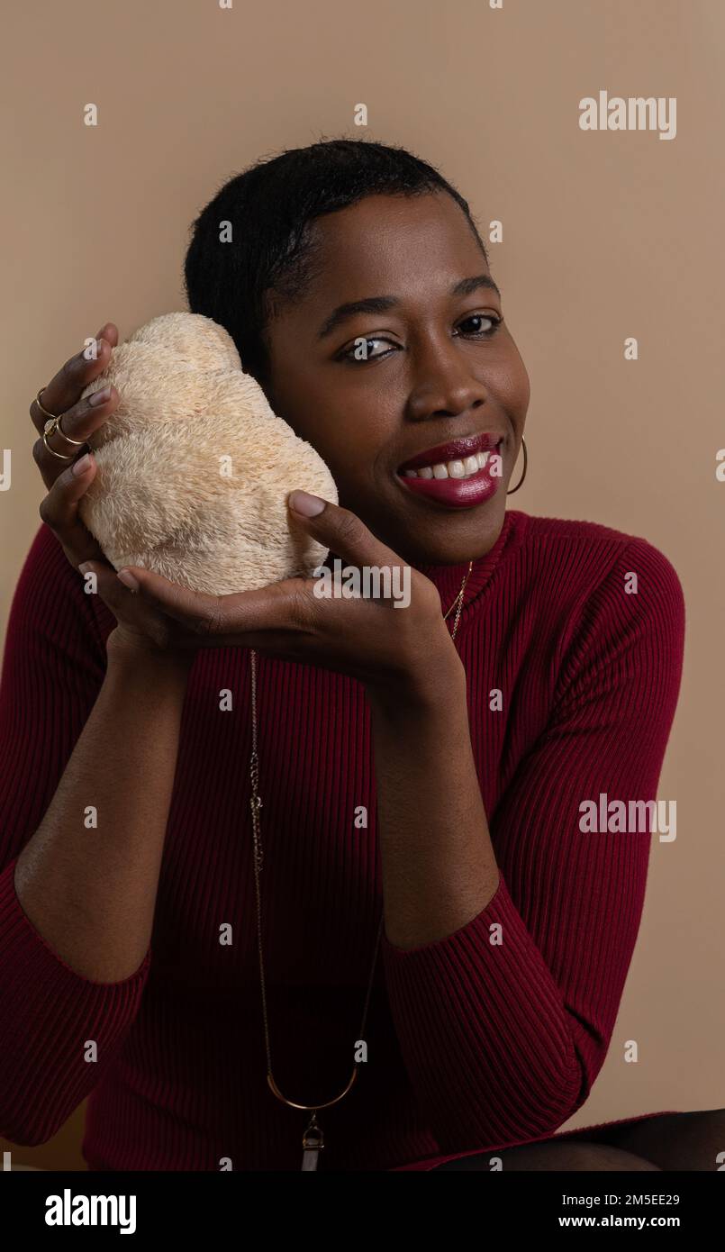 Eine wunderschöne Familie, die Löwenmähnenpilze hält Stockfoto Eine wunderschöne Familie, die Löwenmähnenpilze hält Stockfoto
