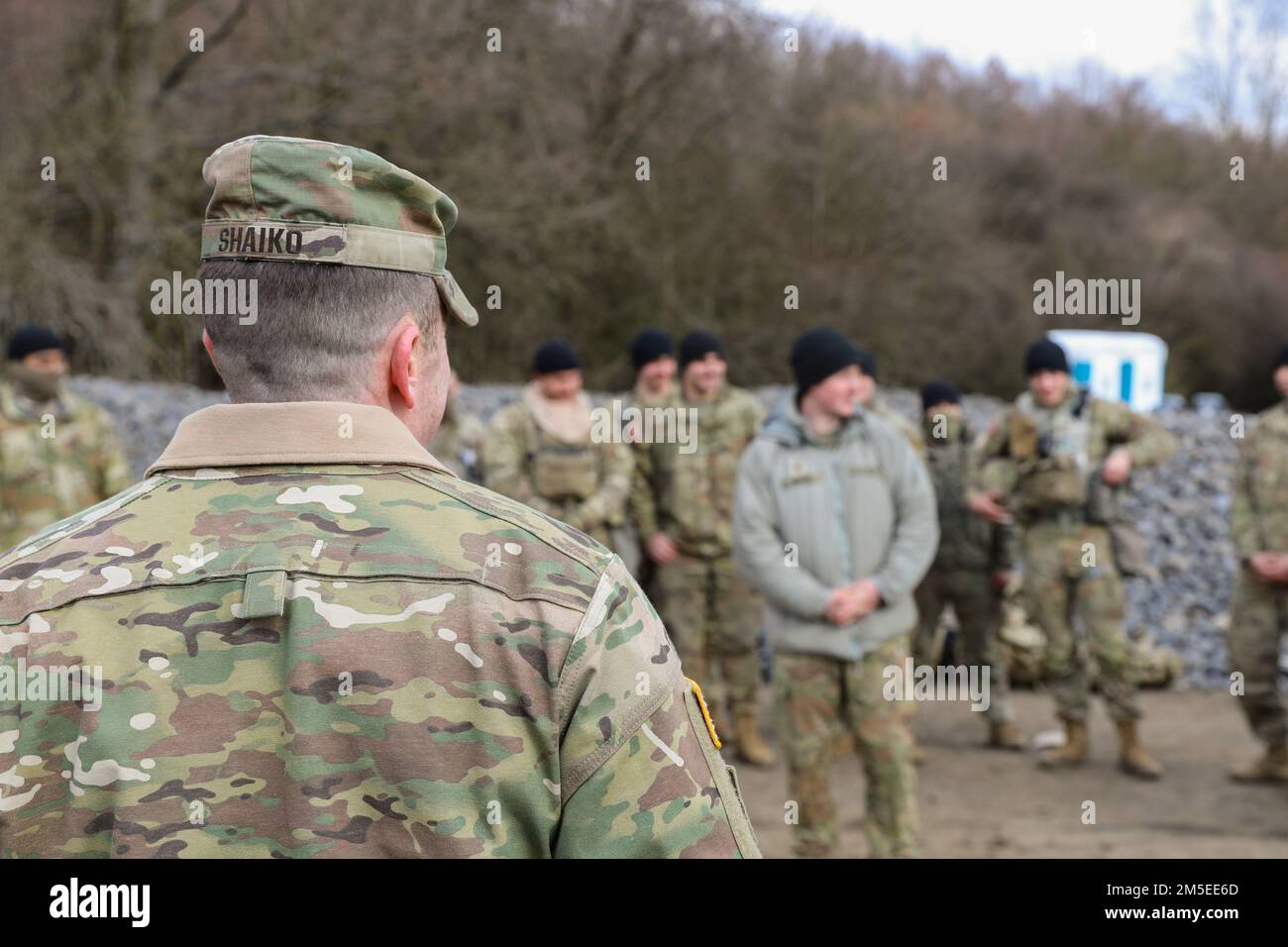 Kommandoleiter Major Christopher Shaiko, Oberfeldwebel des 1. Brigaden-Kampfteams, 1. Infanteriedivision, spricht vor einer Feuerübung während des Schaberstreiks 22 im Militärgebiet Hradiště, Nordwesten der Tschechischen Republik, vor einer Feuerübung während des 2. Bataillons, 34. Militärgebiet, 1. Brigaden-Kampfteam, 1. 07. März 2022. Stockfoto