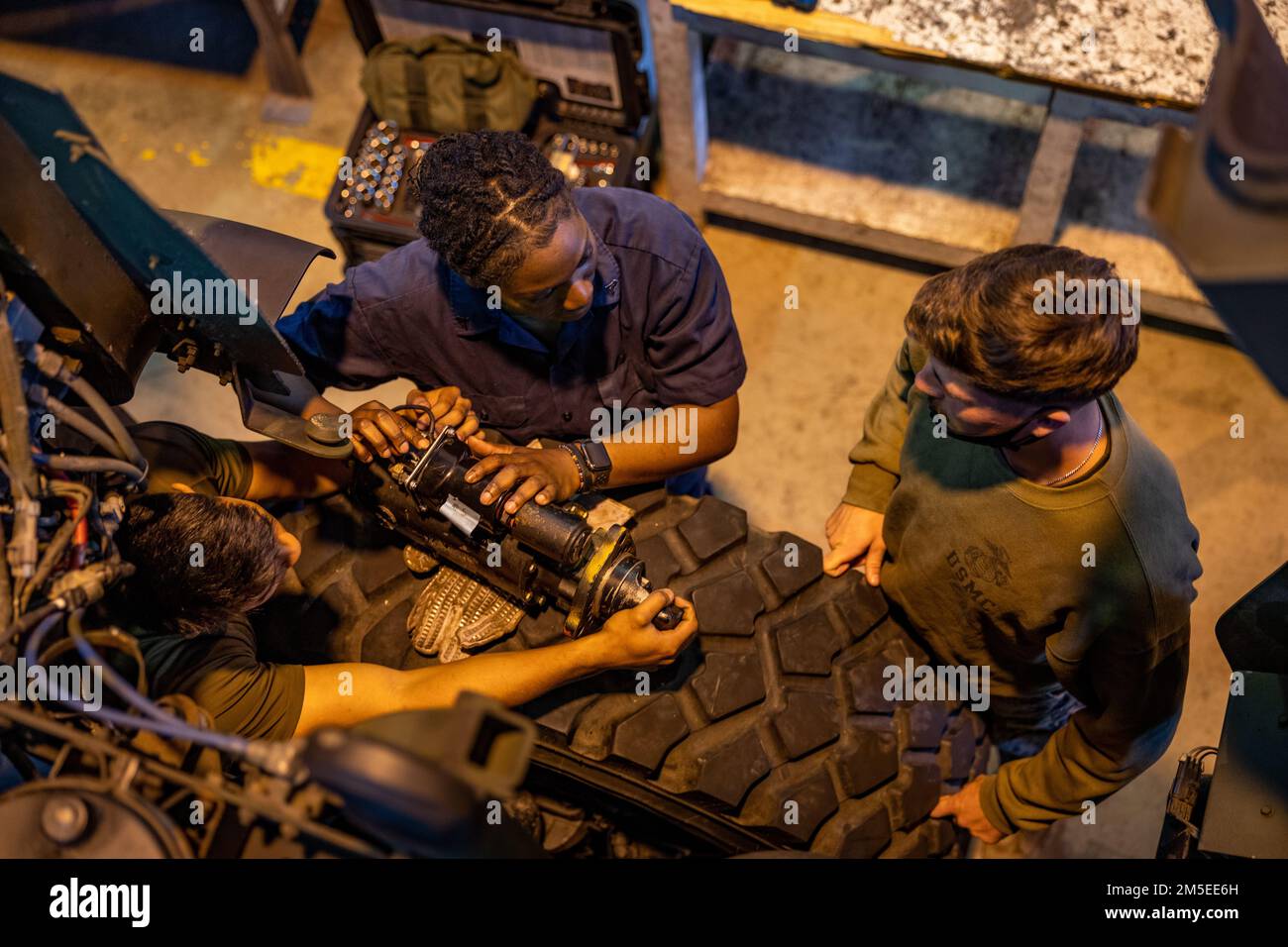 Von links nach rechts, USA Marinekorps Lance CPL. Damian Chan, ein Kfz ...