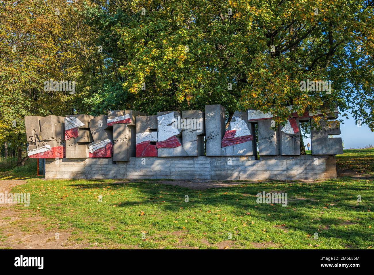 Skulpturenschild Westerplatte in Danzig, Polen, am Eingang zum ehemaligen Militärgebiet aus dem Zweiten Weltkrieg Stockfoto