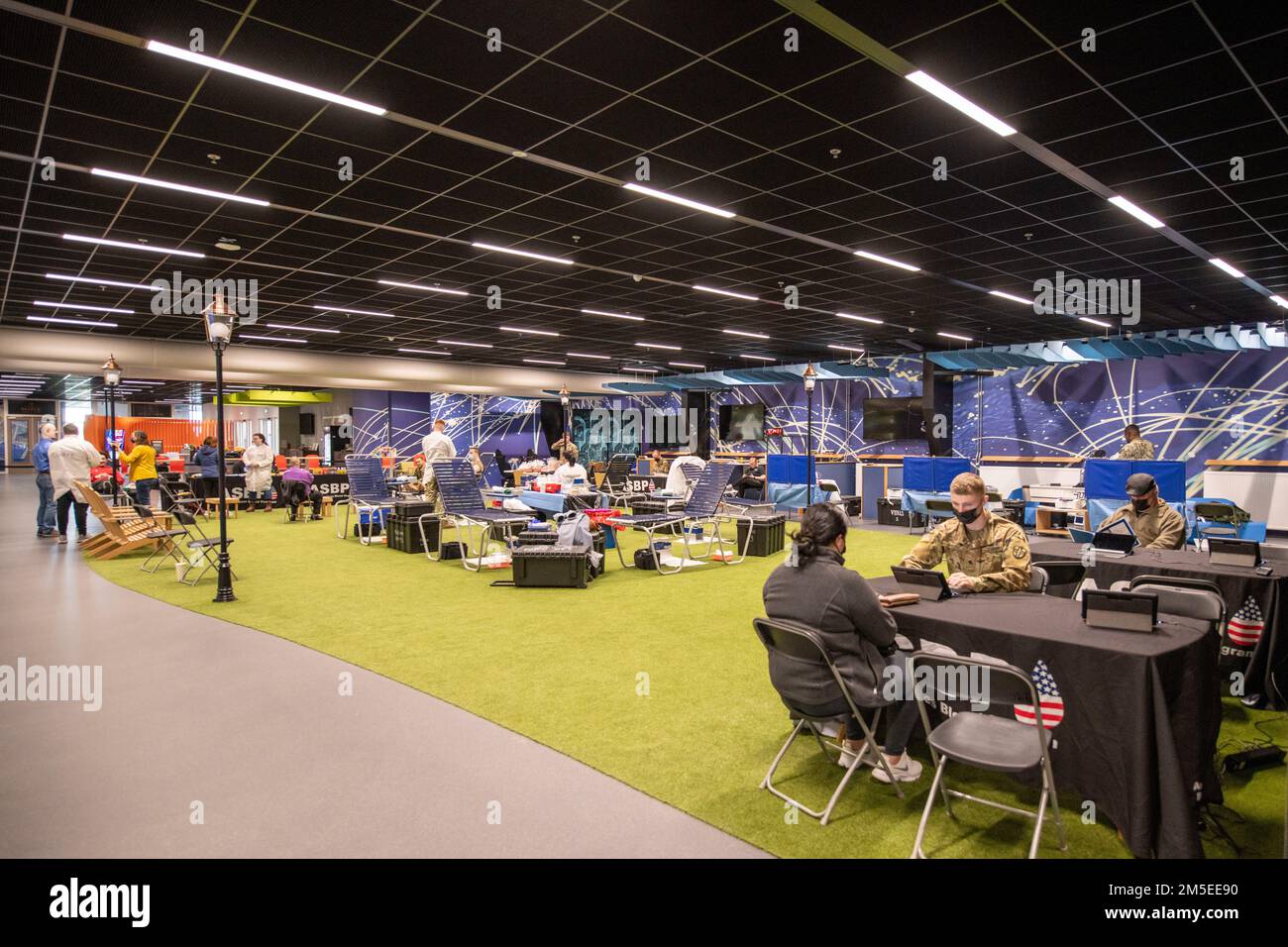 Das Armed Services Blood Program-Europe veranstaltet am 7. März 2022 im Hub in Brunssum, Niederlande, eine Blutspendeaktion. Das ASBP ist das offizielle Blutprogramm des Verteidigungsministeriums, und für die europäische Region ist das Programm in Landstuhl, Deutschland, angesiedelt. Stockfoto