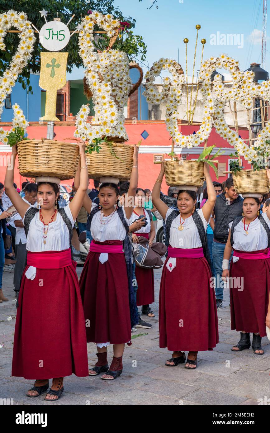 Canastera-Tänzer aus Tlacolula in traditionellen Kleidern mit Blumenkörben vor der Guelaguetza-Parade in Oaxaca, Mexiko. Stockfoto