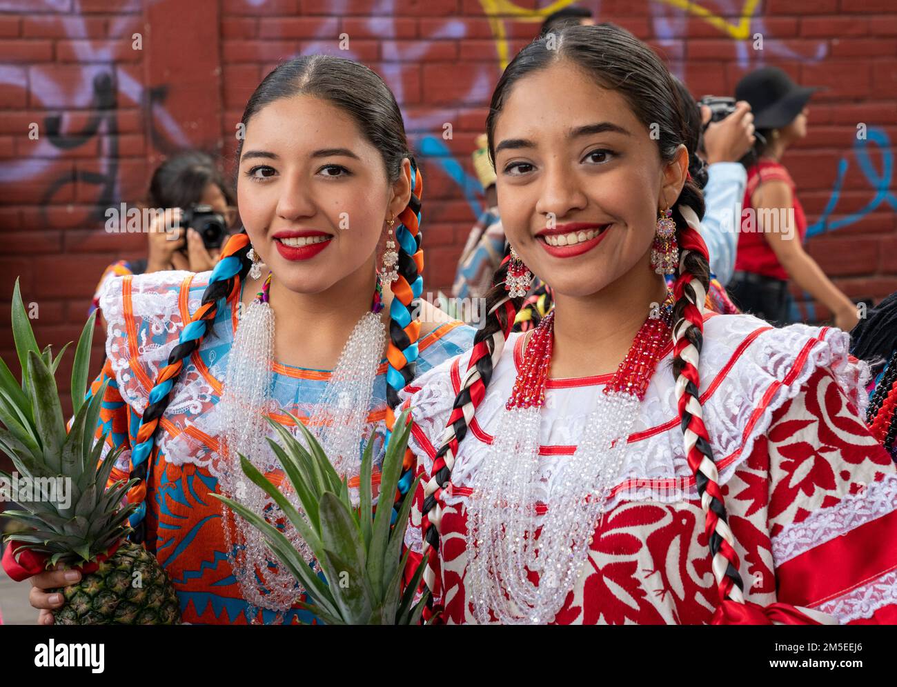 Junge Tänzer der Tanzgruppe Flor de Pina von San Juan Bautista Tuxtepec im Guelaguetza in Oaxaca, Mexiko. Stockfoto