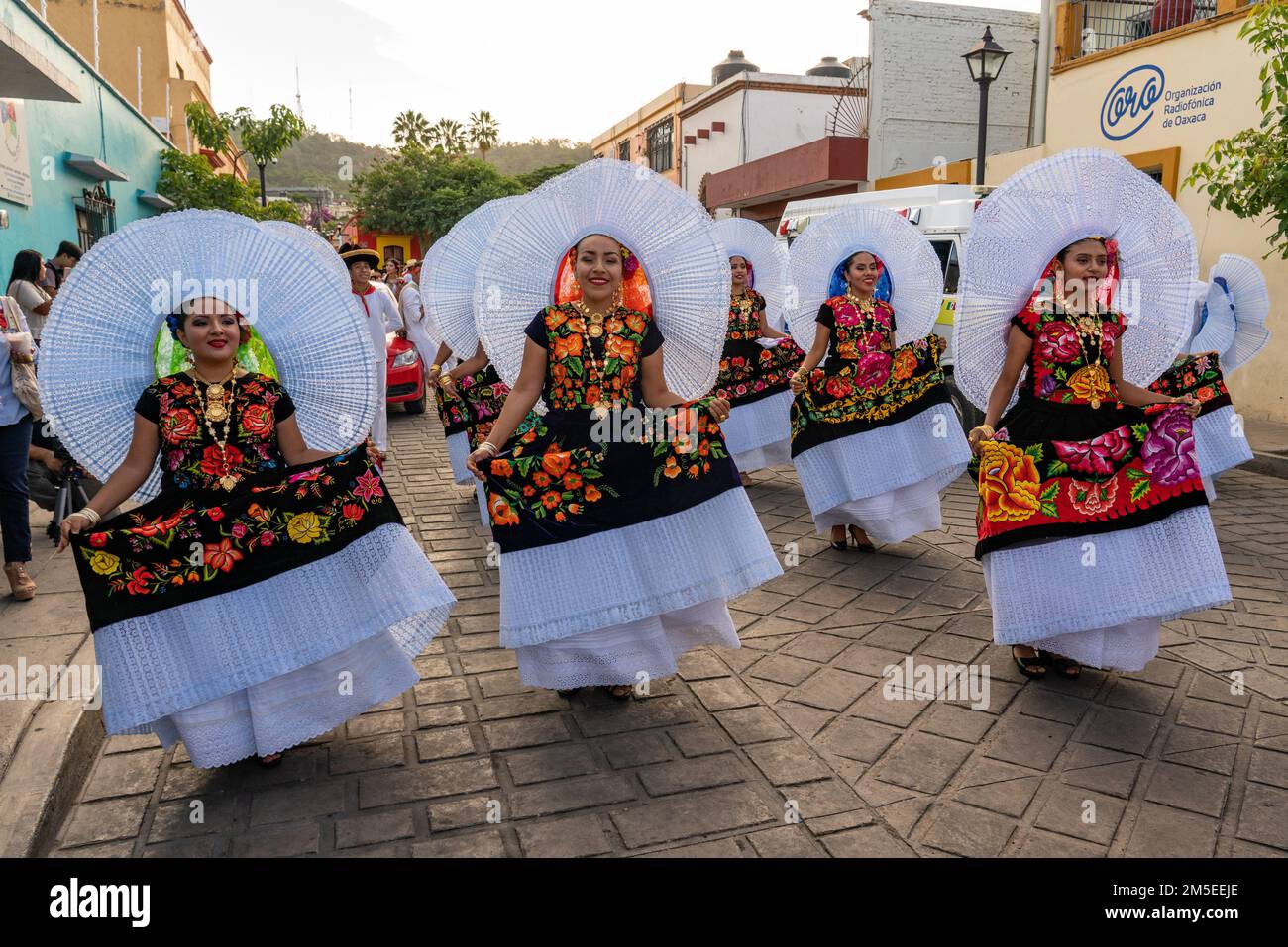 Tänzer aus Santo Domingo Tehuantepec mit ihren raffinierten Spitzenkopfschmuck bei einer Guelaguetza-Parade in Oaxaca, Mexiko. Stockfoto