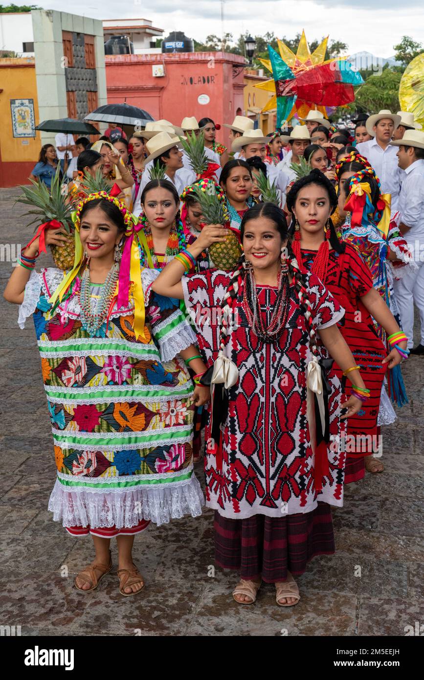 Die Tänzer Flor de Piña aus San Juan Bautista Tuxtepec bei einer Parade auf dem Guelaguetza Festival in Oaxaca, Mexiko. Stockfoto