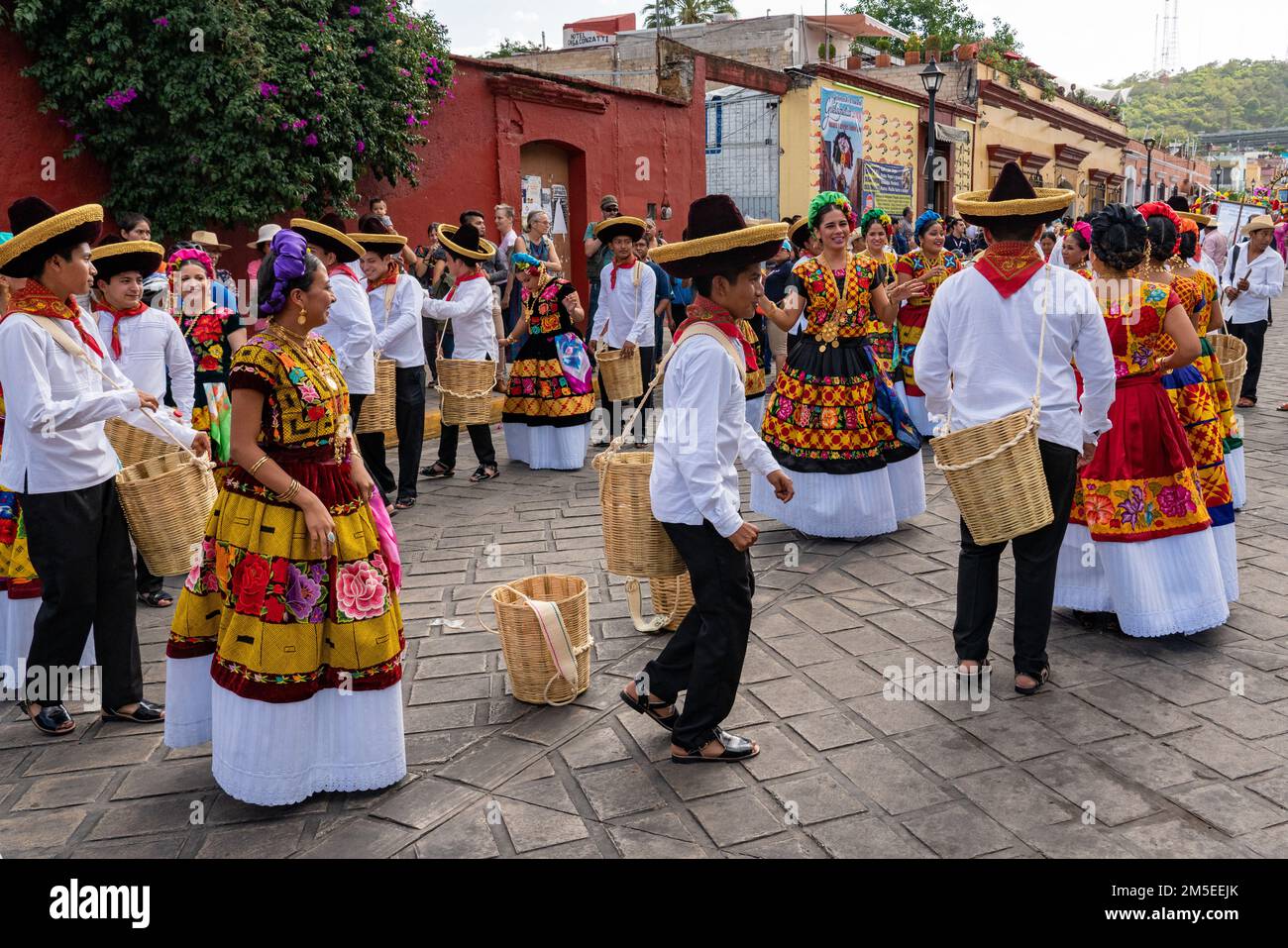Tänzer der Tanzgruppe Salina Cruz in traditionellen Kleidern während des Volkstanz-Festivals Guelaguetza in Oaxaca, Mexiko. Stockfoto