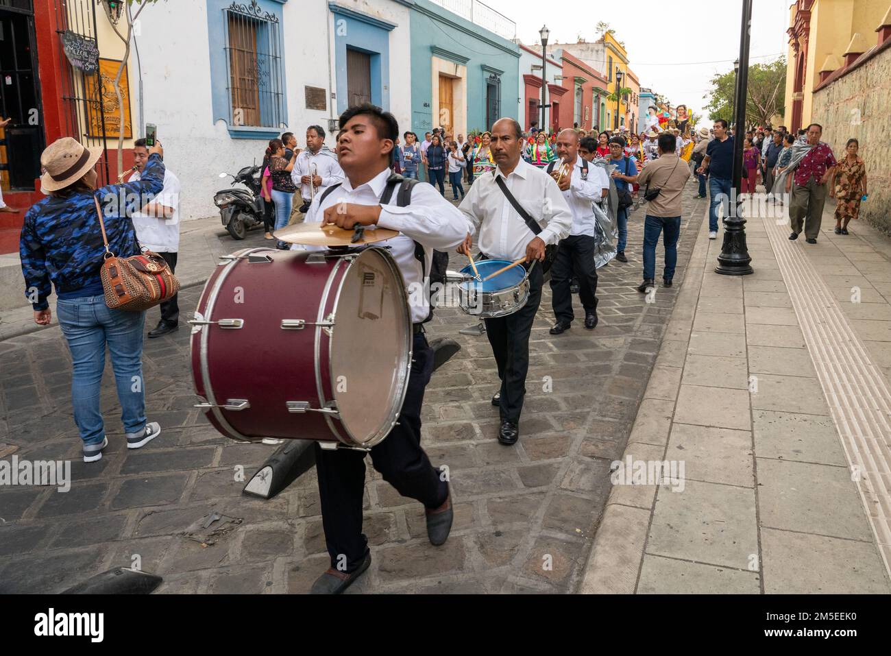 Eine Band führt die Tänzer Flor de Piña aus Tuxtepec bei einer Parade auf dem Guelaguetza Festival in Oaxaca, Mexiko. Stockfoto