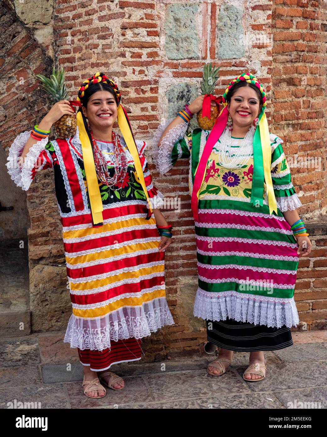 Junge Tänzer der Tanzgruppe Flor de Pina von San Juan Bautista Tuxtepec im Guelaguetza in Oaxaca, Mexiko. Stockfoto