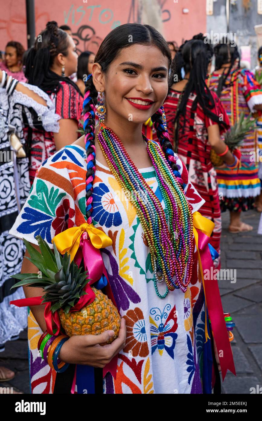 Ein junger Tänzer aus der Tanzgruppe Flor de Pina von San Juan Bautista ...