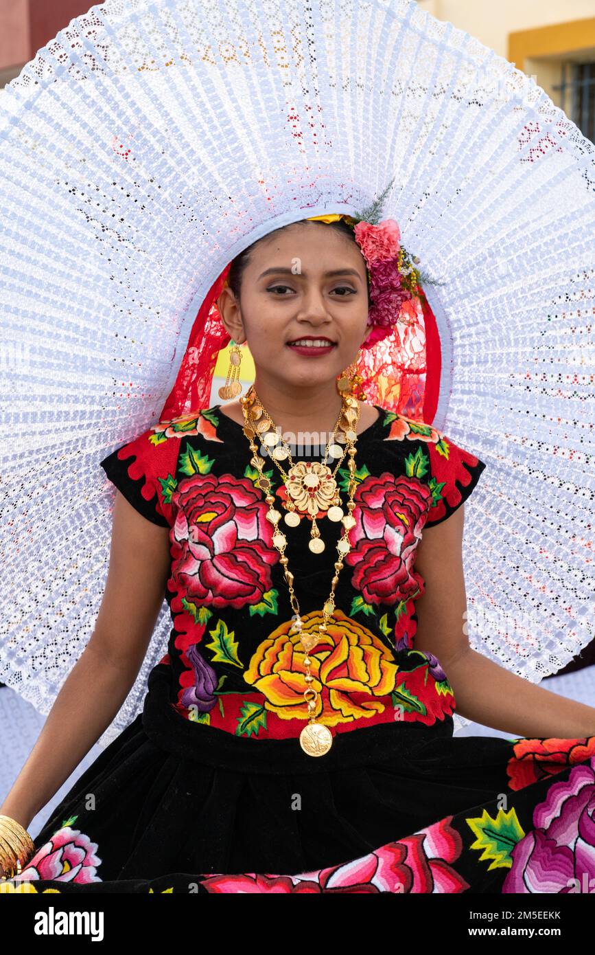 Eine Tänzerin aus Santo Domingo Tehuantepec mit ihrem raffinierten Spitzenkopfschmuck im Guelaguetza in Oaxaca, Mexiko. Stockfoto