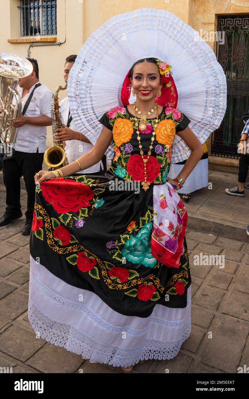 Eine Tänzerin aus Santo Domingo Tehuantepec mit ihrem raffinierten Spitzenkopfschmuck im Guelaguetza in Oaxaca, Mexiko. Stockfoto