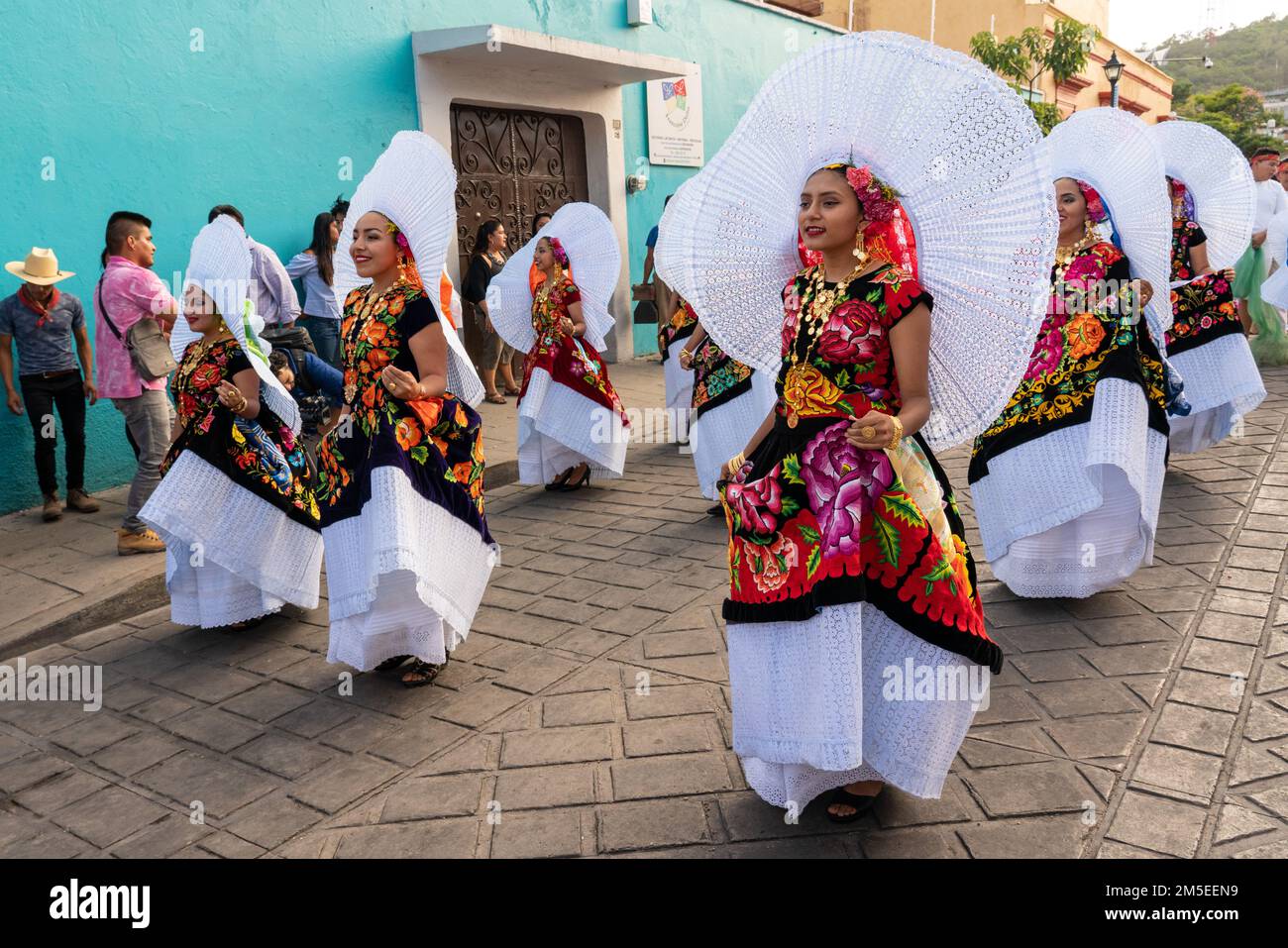Tänzer aus Santo Domingo Tehuantepec mit ihren raffinierten Spitzenkopfschmuck bei einer Guelaguetza-Parade in Oaxaca, Mexiko. Stockfoto