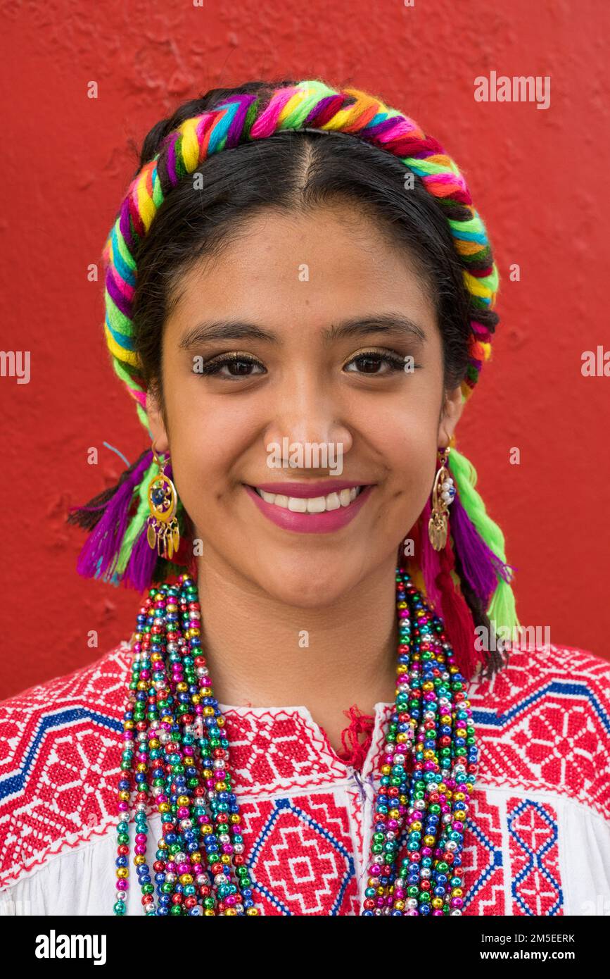 Eine Frau in ihrem traditionellen Jarabe-Tanz-Outfit aus Ejutla posiert beim Guelaguetza-Tanzfestival in Oaxaca, Mexiko. Stockfoto