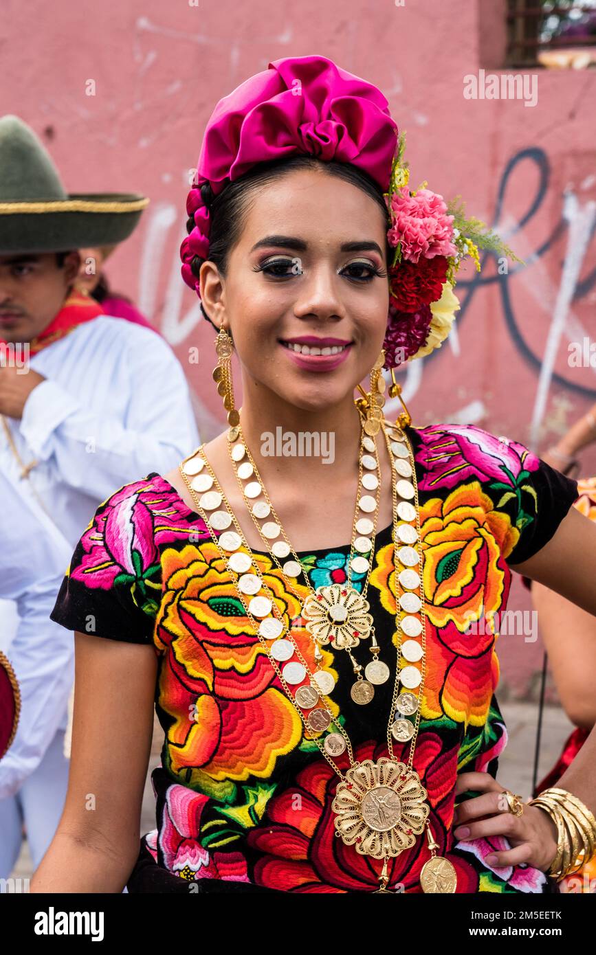 Eine Tänzerin aus El Espinal in der Nähe der Pazifikküste von Oaxaca, Mexiko, auf dem Isthmus von Tehuantepec im Guelaguetza in Oaxaca. Stockfoto