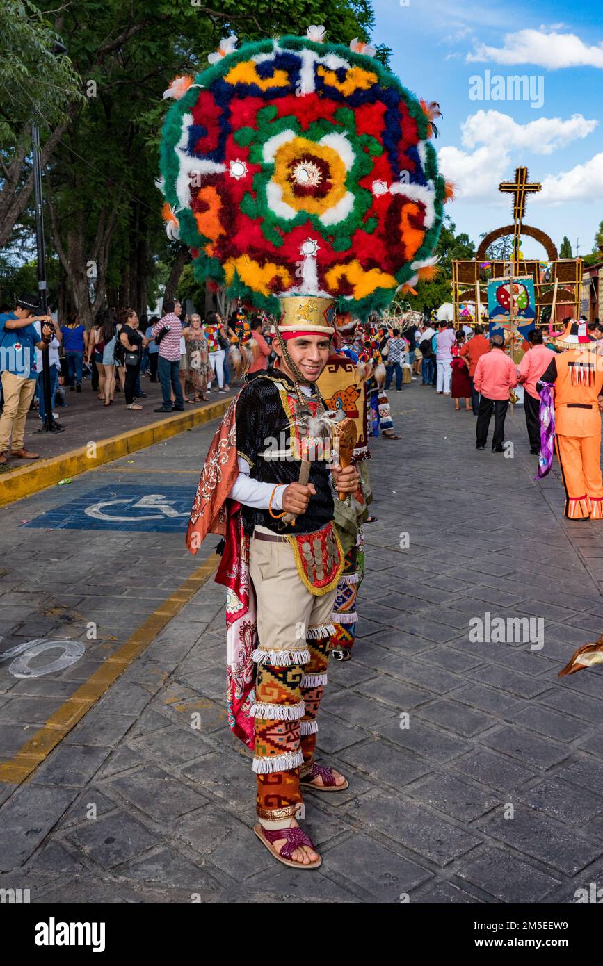 Ein aztekischer Krieger von der Tanztruppe Danza de la Pluma aus Teotitlan de Valle bei einer Guelaguetza-Parade in Oaxaca, Mexiko. Stockfoto