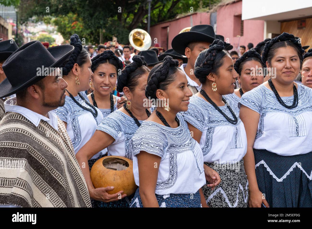 Tänzer einer Tanzgruppe aus Mixe Altopec posieren für ein Foto beim Guelaguetza Dance Festival in Oaxaca, Mexiko. Stockfoto