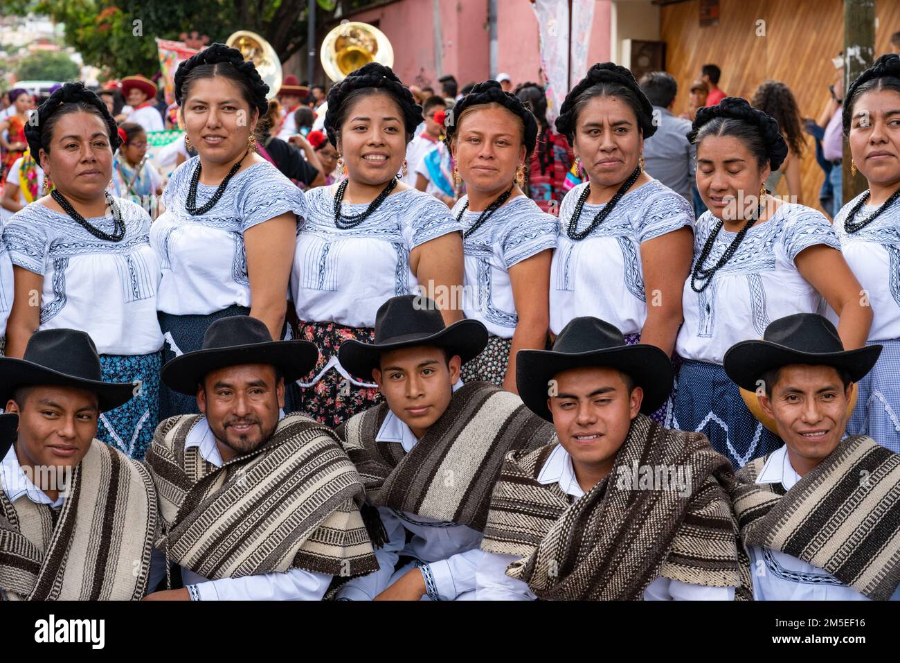 Tänzer einer Tanzgruppe aus Mixe Altopec posieren für ein Foto beim Guelaguetza Dance Festival in Oaxaca, Mexiko. Stockfoto