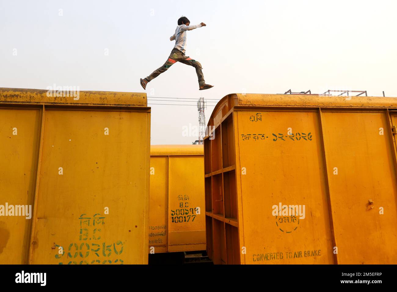 Dhaka, Bangladesch. 28. Dezember 2022. Kinder spielen auf dem Dach eines Zuges am Bahnhof Tejgaon in Dhaka, Bangladesch. (Bild: © Syed Mahabubul Kader/ZUMA Press Wire) Stockfoto