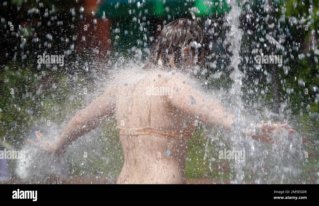 Kiew, Ukraine 5. August 2020: Kinder spielen mit einem Wasserbrunnen im Park des Partisan Glory Stockfoto