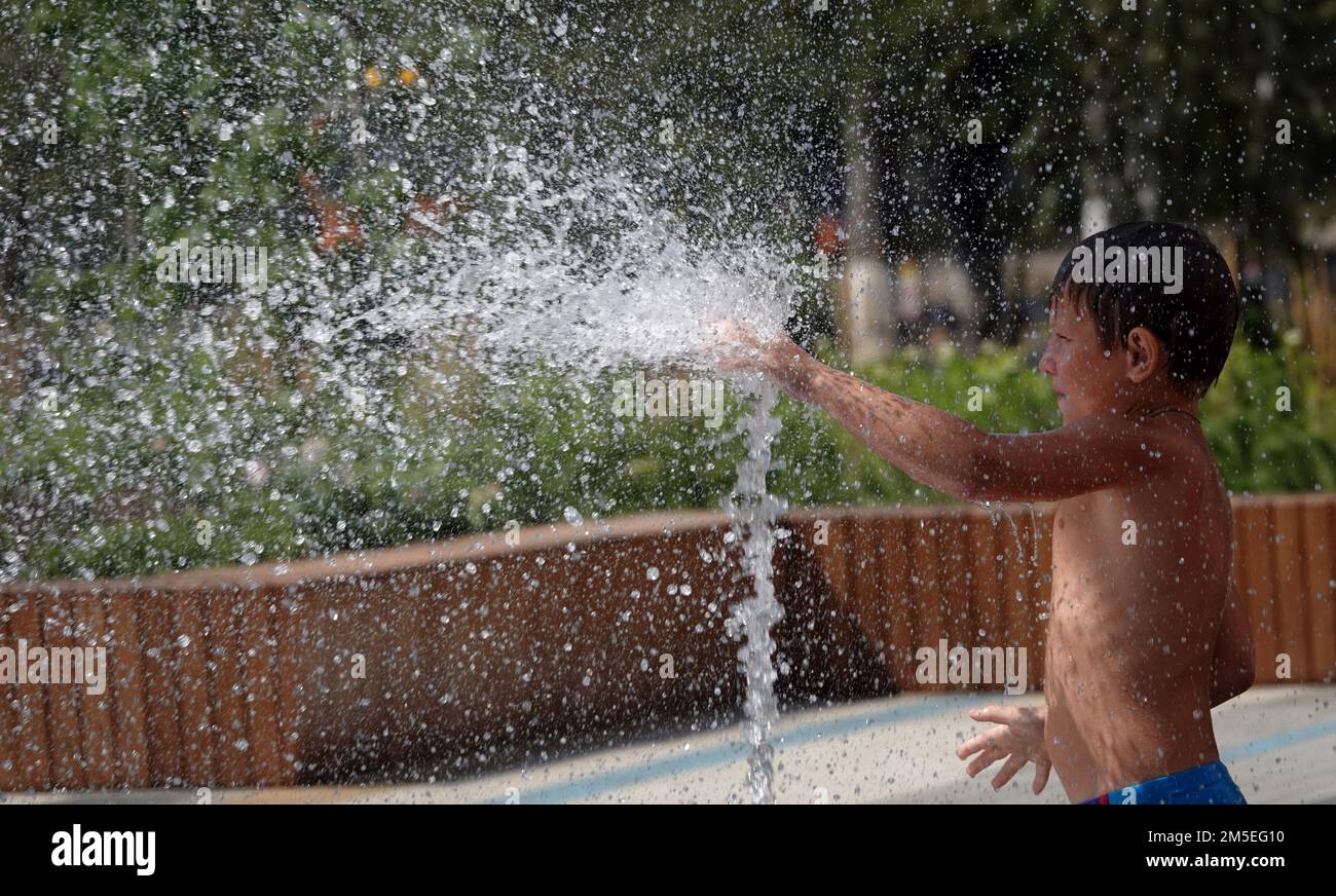 Kiew, Ukraine 5. August 2020: Kinder spielen mit einem Wasserbrunnen im Park des Partisan Glory Stockfoto