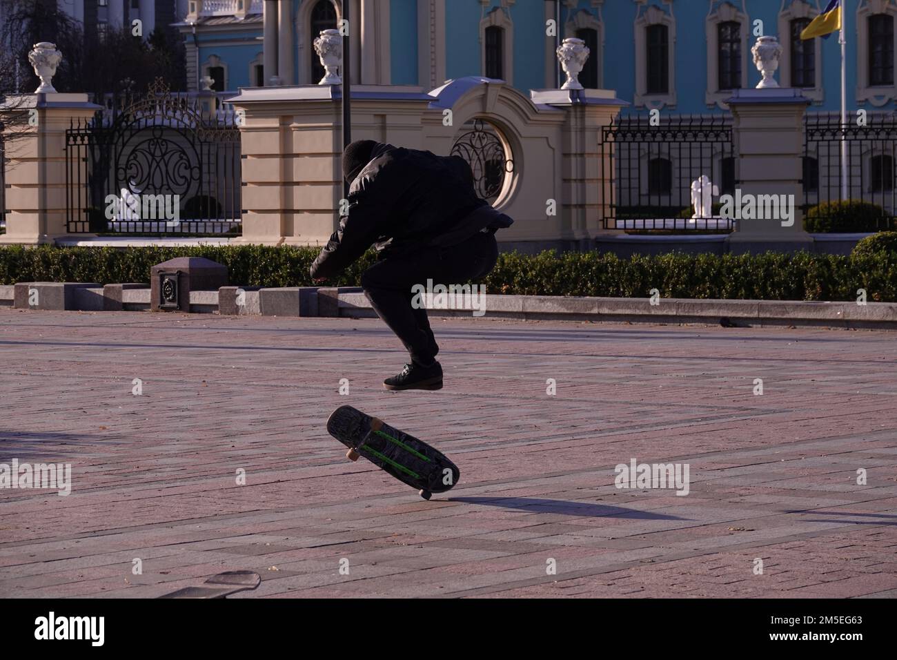 Kiew, Ukraine 22. November 2019: Jungs fahren Skateboard im Park. Stockfoto