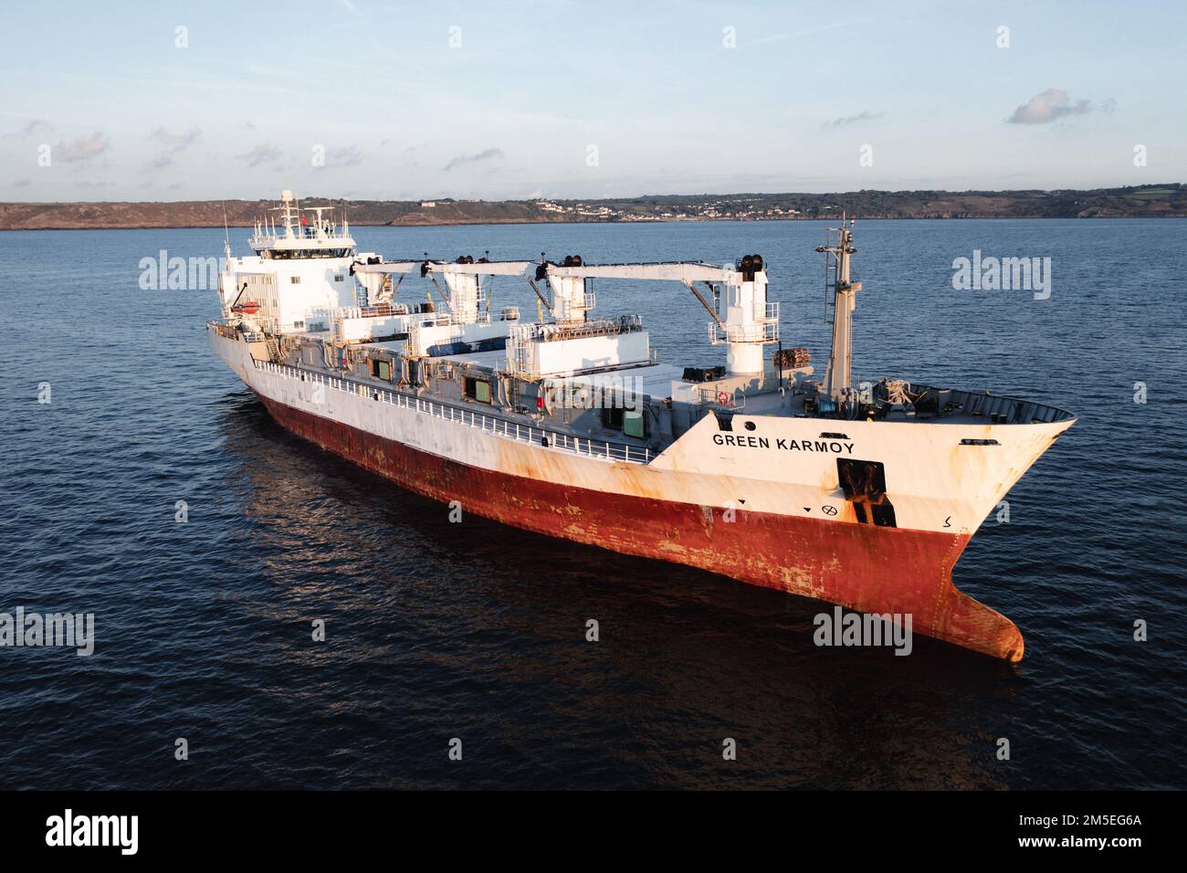 AUF SEE, GROSSBRITANNIEN - 21. SEPTEMBER 2022. Green Karmoy ist ein gekühltes Frachtschiff, das unter der Flagge der Bahamas fährt und vor der Küste Cornwalls abgebildet ist Stockfoto