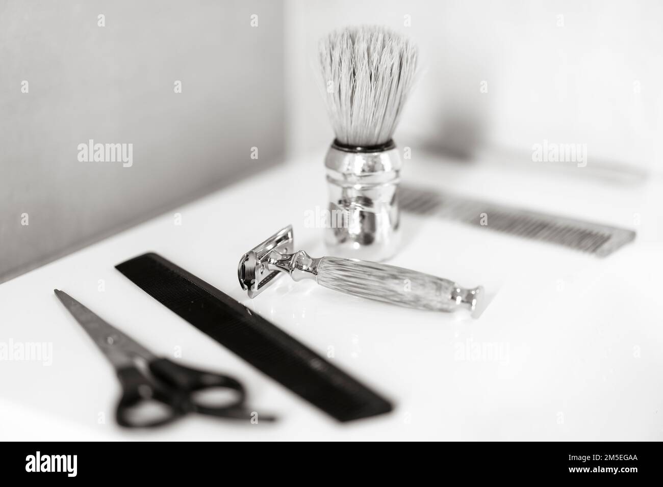 Retro-Rasur und Haarzubehör für Männer - Nahaufnahme von umweltfreundlichen Geräten für Rasur und Haar - Beauty, Hygiene, Rasur und Pflege Konzept in Sust Stockfoto