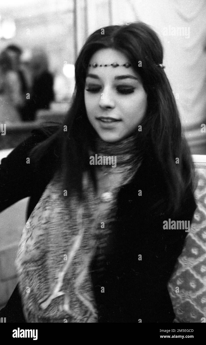 Eine junge Frau, die ein Hippie-c1970-Foto von Tony Henshaw aussah Stockfoto