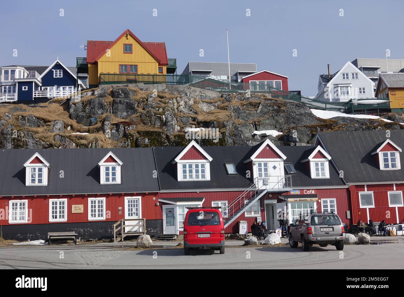 Farbenfrohe Häuser an der Küste Grönlands Stockfoto