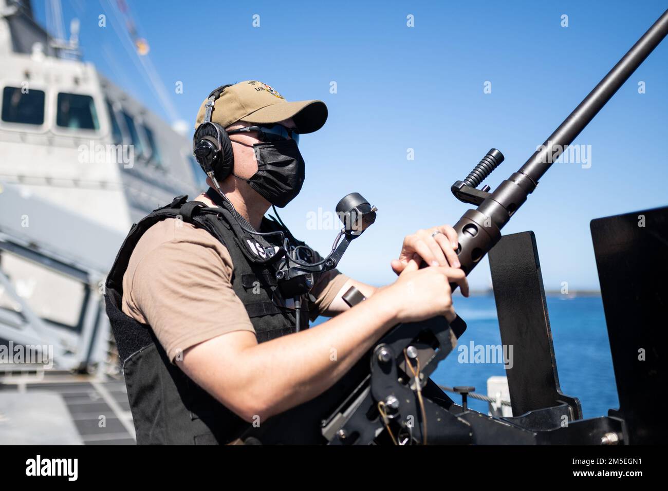 220308-N-LI768-1020 APRA HARBOR, Guam (8. März 2022) – Gunner’s Mate 2. Class Aaron Machart, aus Sugar Land, Texas, steht auf dem Schiff USS Tulsa (LCS 16) zur Sicherheitswache an Bord der Independence-Variant littoral-Kampfschiffe USS Tulsa (LCS) während des Meeres und vor Anker. Tulsa, Teil der Destroyer Squadron (DESRON) 7, befindet sich in einem Rotationseinsatz und ist im US-amerikanischen 7.-Flottengebiet tätig, um die Interoperabilität mit Partnern zu verbessern und als einsatzbereite Einsatztruppe zur Unterstützung einer freien und offenen Region Indo-Pazifik zu dienen. Stockfoto