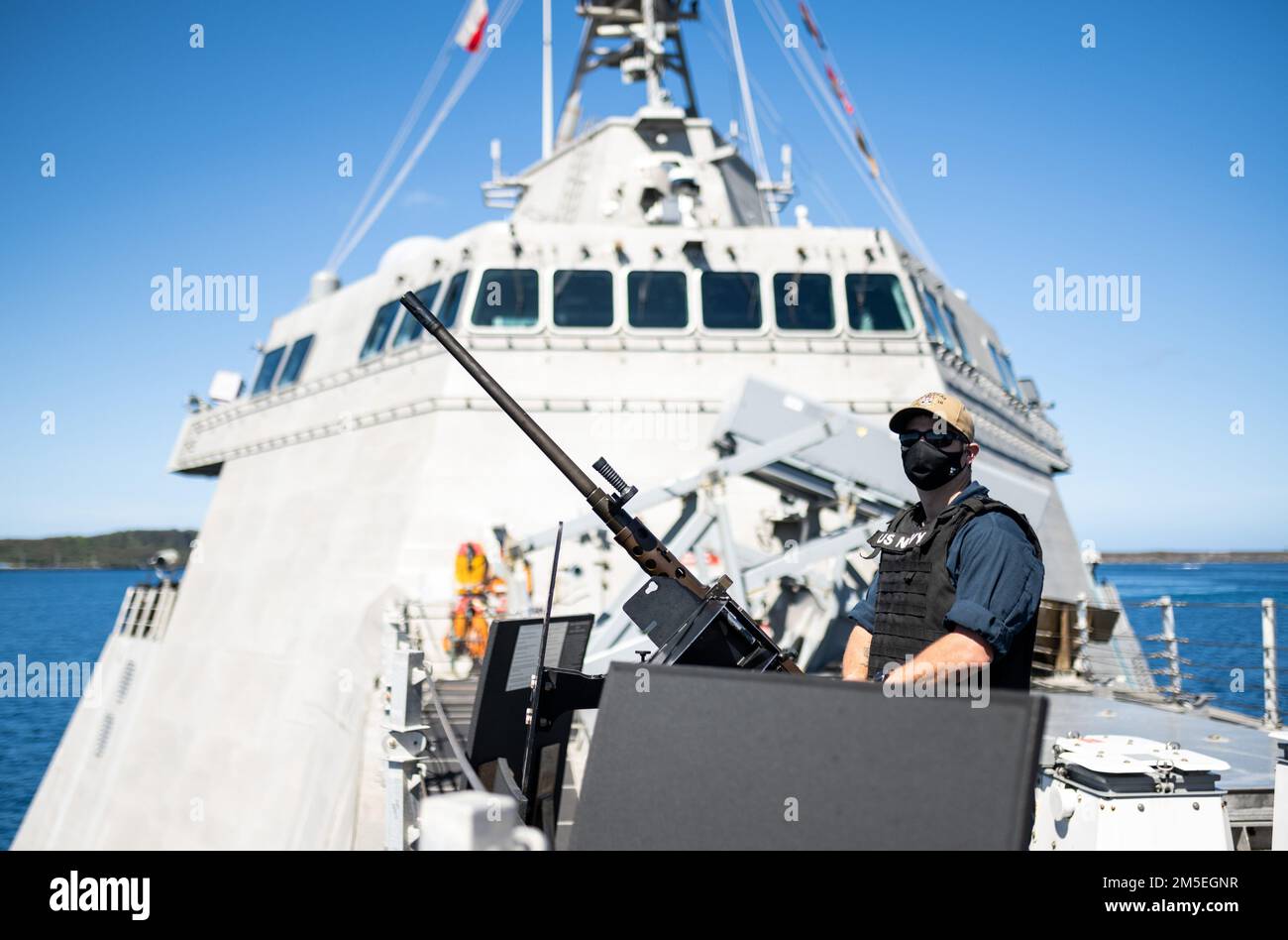 220308-N-LI768-1021 APRA HARBOR, Guam (8. März 2022) – Gunner's Mate 1. Class Darryl Patterson aus Cleveland, Texas, steht während des Meeres und vor Anker auf dem Küstenschiff USS Tulsa (LCS 16) der Independence-Variante. Tulsa, Teil der Destroyer Squadron (DESRON) 7, befindet sich in einem Rotationseinsatz und ist im US-amerikanischen 7.-Flottengebiet tätig, um die Interoperabilität mit Partnern zu verbessern und als einsatzbereite Einsatztruppe zur Unterstützung einer freien und offenen Region Indo-Pazifik zu dienen. Stockfoto