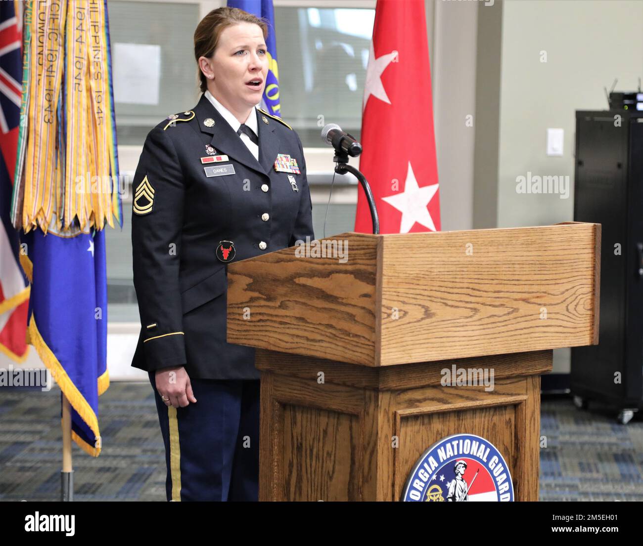 USA Militärsgt. 1. Klasse Christina Oanes, Bandsman der 116. Armeegruppe mit Sitz in Marietta, 781. Truppenkommando-Bataillon, 78. Truppenkommando, Georgia Army National Guard, singt die Nationalhymne am 8. März 2022 im Clay National Guard Center in Marietta, Georgia. Das Verteidigungsministerium von Georgien veranstaltete eine Feier zur Feier des Women’s History Month und des Internationalen Frauentages. Stockfoto