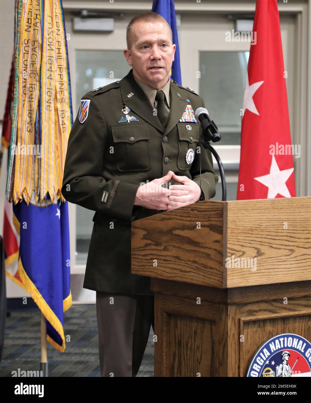 USA Generalmajor der Armee Tom Carden, der Generaladjutant von Georgien, hält Eröffnungsrede am 8. März 2022 im Clay National Guard Center in Marietta, Georgia. Das Verteidigungsministerium von Georgien veranstaltete eine Feier zur Feier des Women’s History Month und des Internationalen Frauentages. Stockfoto