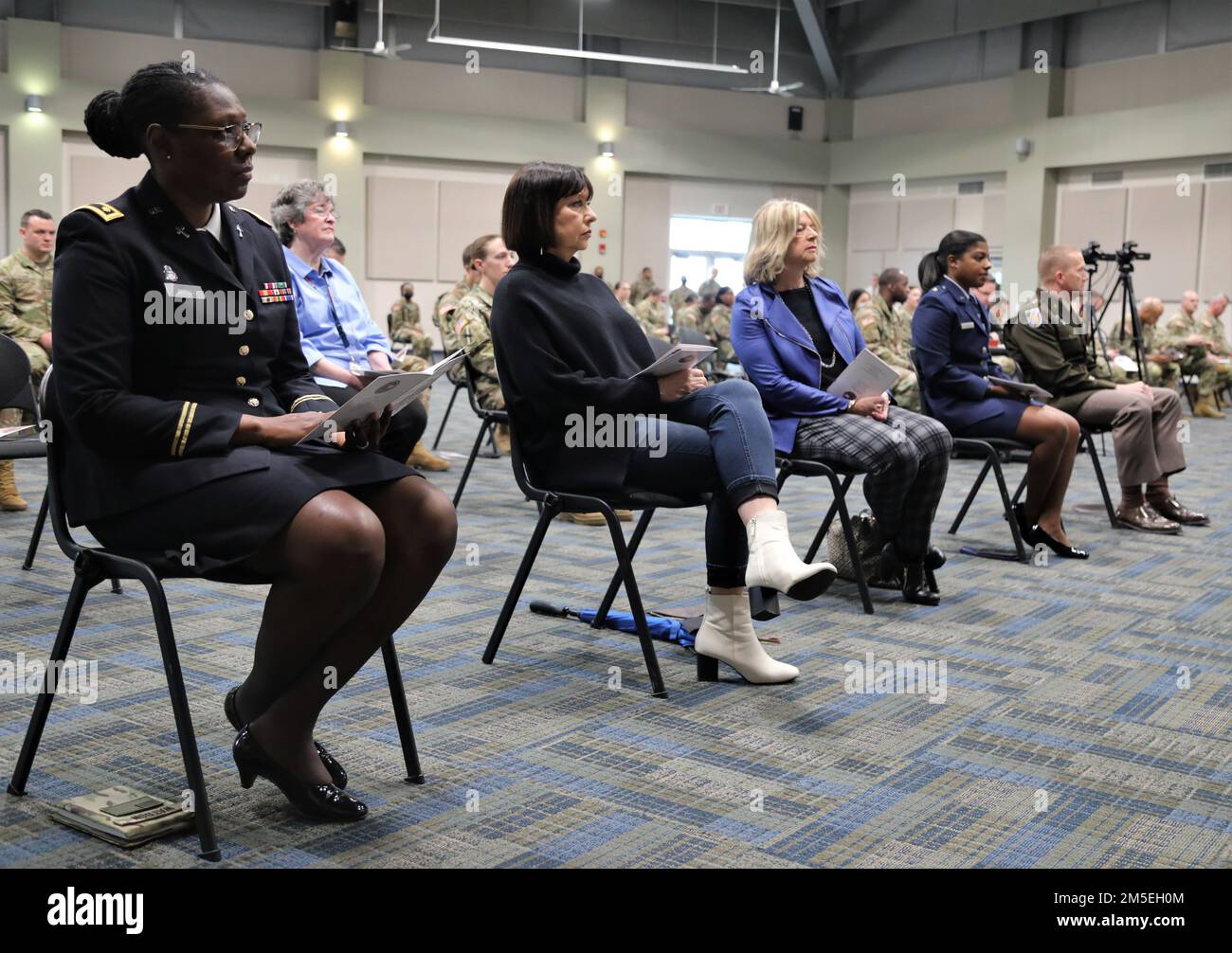 Mitglieder des Verteidigungsministeriums Georgiens, zivile Angestellte und hochrangige Mitglieder der Gemeinde Cobb County sehen der Zeremonie des Women’s History Month des Verteidigungsministeriums von Georgia am 8. März 2022 im Clay National Guard Center in Marietta, Georgia, zu. Das georgische Verteidigungsministerium hielt die Zeremonie zur Anerkennung der Leistungen von Frauen in der gesamten Geschichte der Organisation ab. Stockfoto