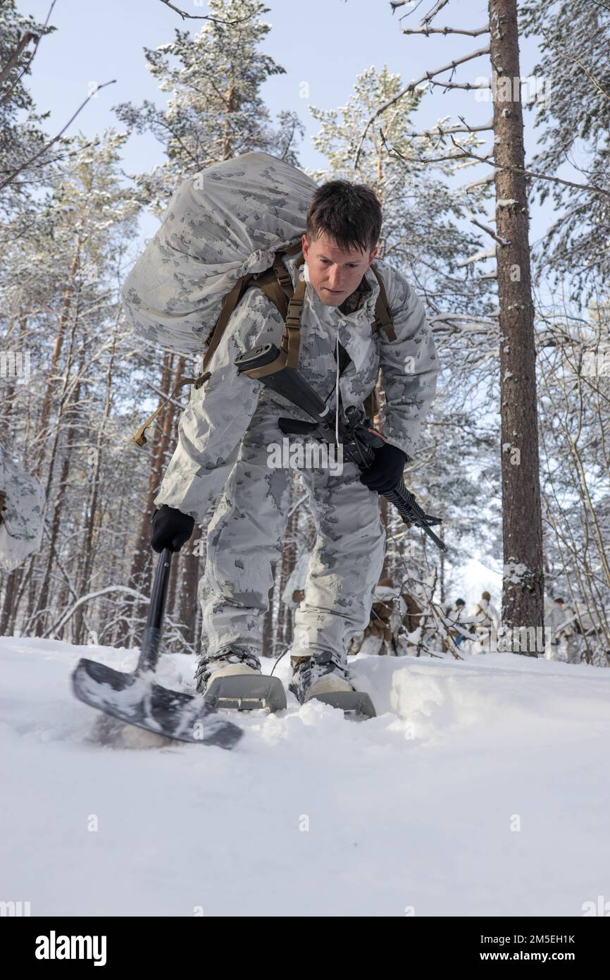 USA Joseph Minton, ein Einheimischer aus Tampa, Florida, Und ein Datensystemadministrator beim All Domain Effects Team, 2. Air Naval Gunfire Liaison Company, II Marine Expeditionary Force Information Group, verwendet eine Schaufel, um seine Schneespuren während einer Täuschungsspur praktischen Anwendung zur Vorbereitung auf Übung Cold Response 2022, Setermoen, Norwegen, 8. März 2022 zu verbergen. Übung Cold Response '22 ist eine alle zwei Jahre stattfindende norwegische nationale Bereitschafts- und Verteidigungsübung, die in ganz Norwegen stattfindet, mit Beteiligung jedes seiner Militärdienste sowie von 26 weiteren Nort Stockfoto