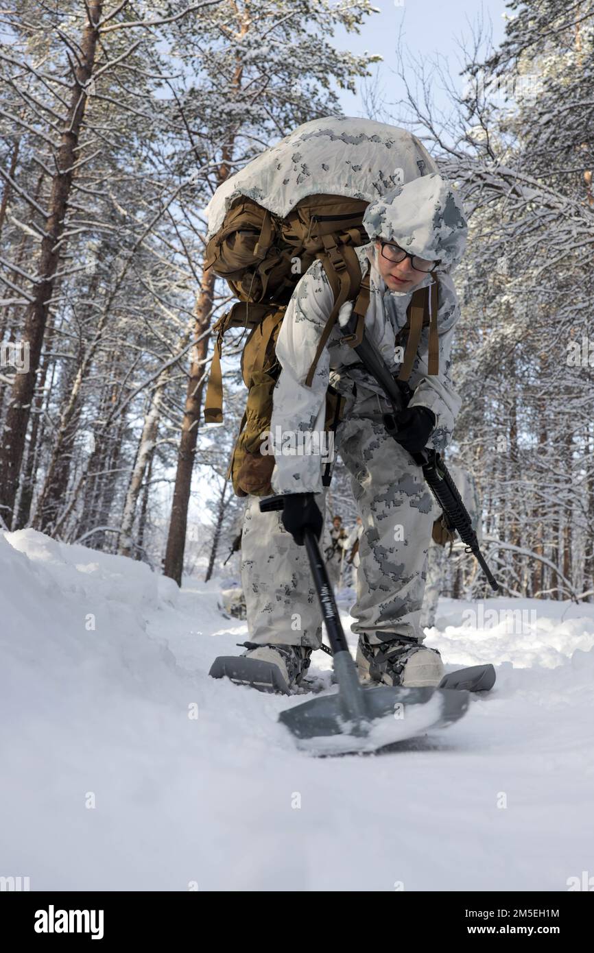 USA Alena Law, aus Medina, Ohio, Und eine Netzwerkadministratorin mit All Domain Effects Team, 2. Air Naval Gunfire Liaison Company, II Marine Expeditionary Force Information Group, verwendet eine Schaufel, um ihre Schneespuren während einer Täuschungsspur zu verbergen praktische Anwendung zur Vorbereitung von Übung Cold Response 2022, Setermoen, Norwegen, 8. März 2022. Übung Cold Response '22 ist eine alle zwei Jahre stattfindende norwegische nationale Bereitschafts- und Verteidigungsübung, die in ganz Norwegen stattfindet, mit Beteiligung jedes seiner Militärdienste sowie ab 26 zusätzlichen Nordatlant Stockfoto
