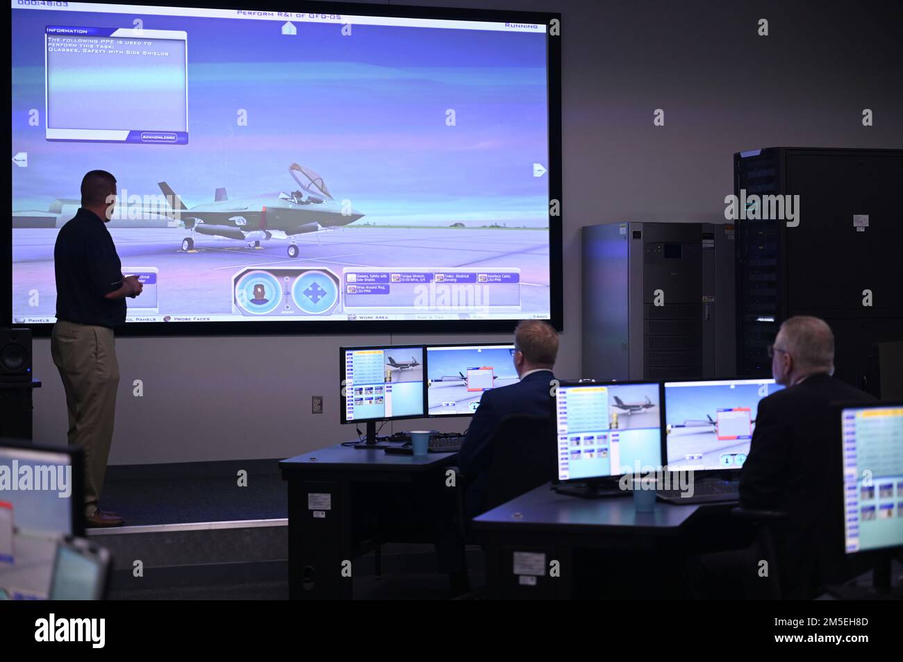 Antti Kaikkonen, Verteidigungsminister der Republik Finnland, und seine Delegation erfahren mehr über die virtuelle Ausbildung von F-35-Instandhaltern im F-35 Academic Training Center auf dem Luftwaffenstützpunkt Eglin, 8. März 2022. Der Minister wurde über die Ausbildungsmöglichkeiten unterrichtet, die das ATC seinen Unterhaltern anbietet. Stockfoto