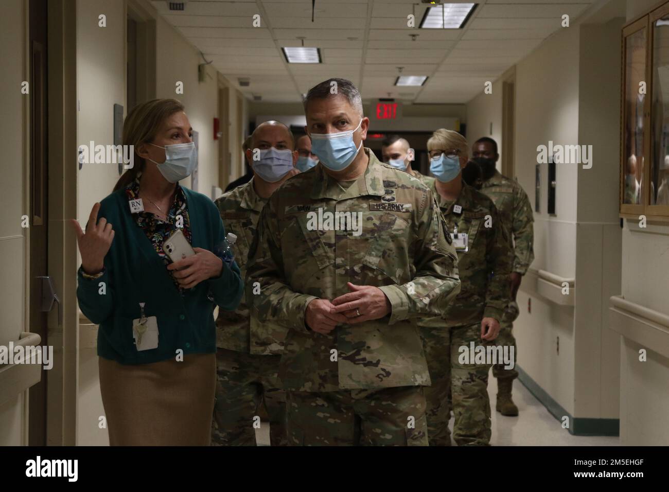 ROCHESTER, NEW YORK. - AUS DEN USA Generalmajor Jeff Van, Joint Task Force Civil Support Commanding General, wird durch das Krankenhaus begleitet, um das medizinische Team des Militärs zu begrüßen, das die COVID-Maßnahmen am University of Rochester Medical Center, Rochester, New York, unterstützt, 8. März 2022. USA Nördliches Kommando, durch die USA Army North ist nach wie vor entschlossen, das Verteidigungsministerium flexibel bei der COVID-Reaktion der gesamten Regierung zu unterstützen. Stockfoto