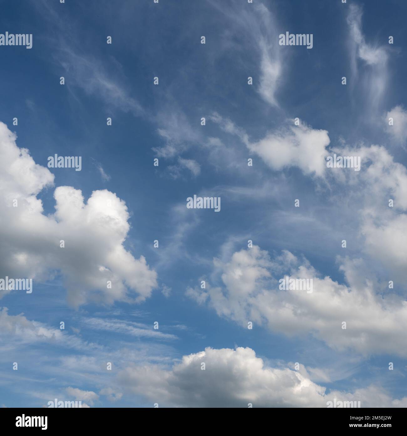 Bild eines blauen Sommerhimmels mit weichen weißen Wolken Stockfoto