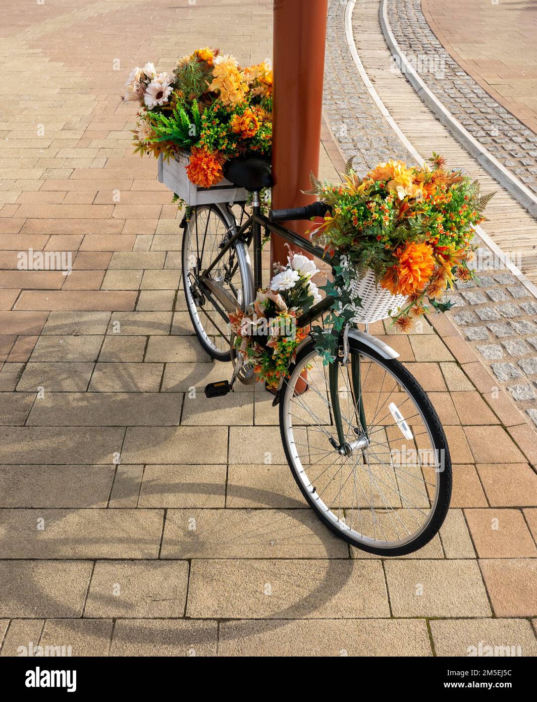 Altes Fahrrad, das für eine Blumenausstellung in einem Einkaufszentrum genutzt wird Stockfoto