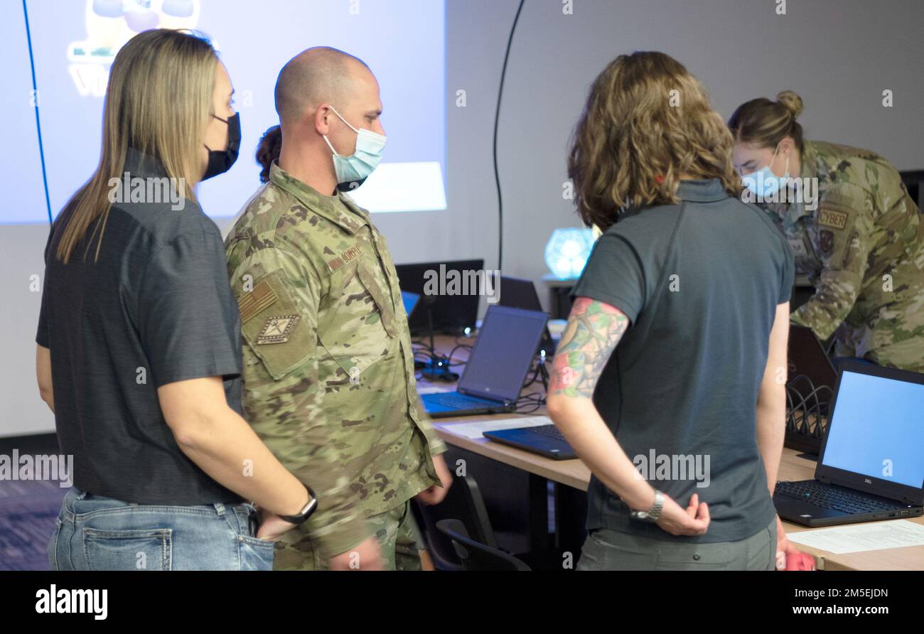 DAS REGIONALE INNOVATIONSZENTRUM VON ARKANSAS, North Little Rock, Ark. - Mitglieder des 233. Cyber Operations Squadron, 189. Airlift Wing, haben sich am 8. März mit dem Regional Innovation Hub in North Little Rock zusammengetan, um junge Frauen zu ermutigen, sich MINT-orientierten Karrierebereichen anzuschließen. Das Team von Arkansas Airmen unter Leitung von Captain T. J. Van Doyle konzentrierte sich auf Cybersicherheit, während sie mit Teenagern aus der Gemeinde interagierten. (Fotos der Arkansas National Guard von Oberstleutnant W. B. Phillips, II/veröffentlicht) Stockfoto