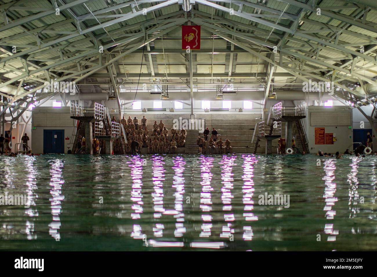 USA Marinekorps Rekruten bei Alpha Company, 1. Rekrutierungs-Bataillon, nehmen am Grundqualifizierungskurs für Wasserüberleben im Marinekorps Rekrutierungs-Depot San Diego am 8. März 2022 Teil. Als Voraussetzung für den Abschluss mussten die Rekruten verschiedene Schwimmübungen durchführen. Stockfoto