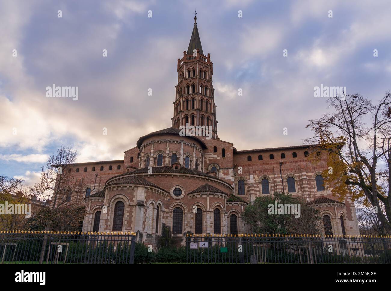 Malerischer Landschaftsblick auf die Spitze des antiken Wahrzeichens St. Sernin Basilika, Toulouse, Frankreich Stockfoto