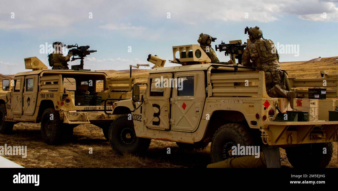 USA Army 10. Special Forces Group (Airborne) Green Berets führte am 8. März 2022 einen Konvoi mit schweren Feuerwaffen in Ft Carson, CO, durch. Die Bediener feuerten das Maschinengewehr m2 und den automatischen Granatwerfer Mark 19 ab. Stockfoto