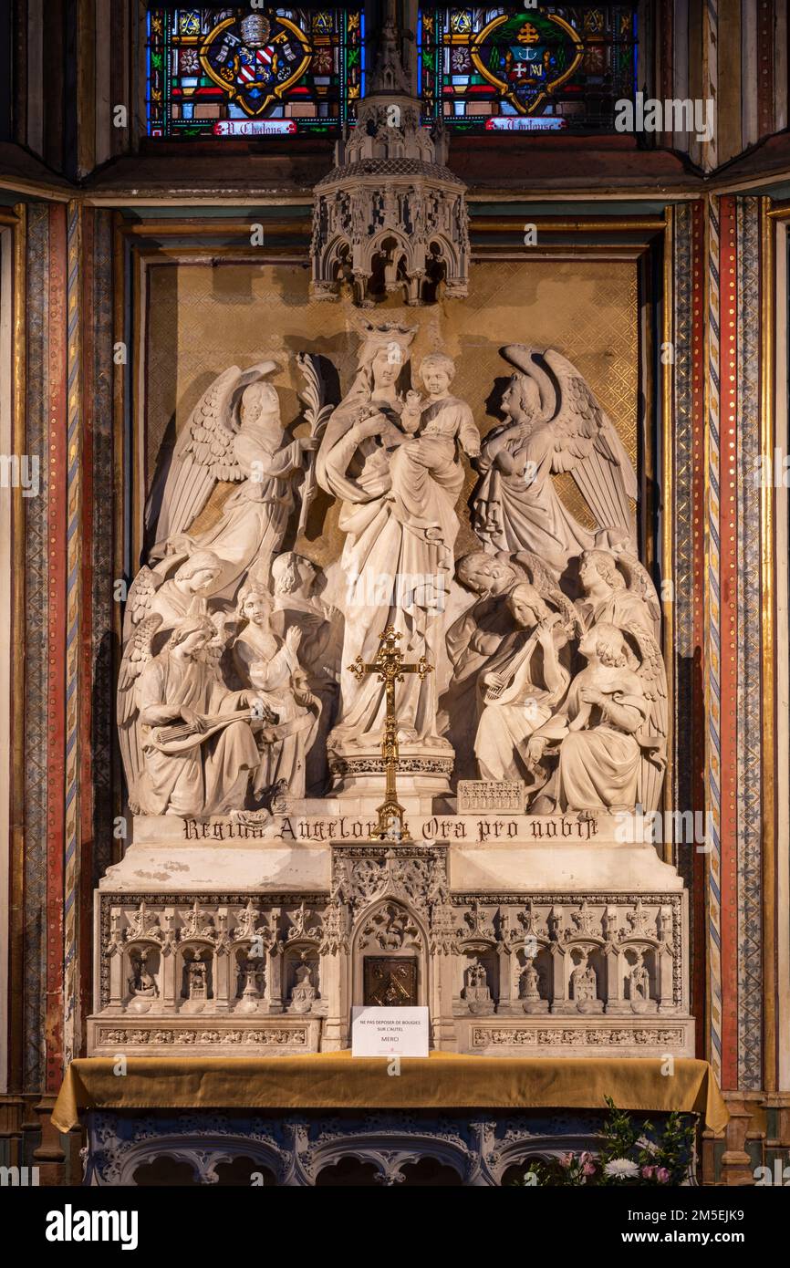 Blick auf die Statue der Jungfrau Maria und des Kindes in der Kapelle Notre-Dame des Anges im Wahrzeichen St. Etienne oder Stephansdom, Toulouse, Frankreich Stockfoto